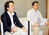 弥生株式会社 取締副社長 兼 顧客サービス本部長 兼 管理本部長の五月女尚氏と人事総務部 課長 金子明氏