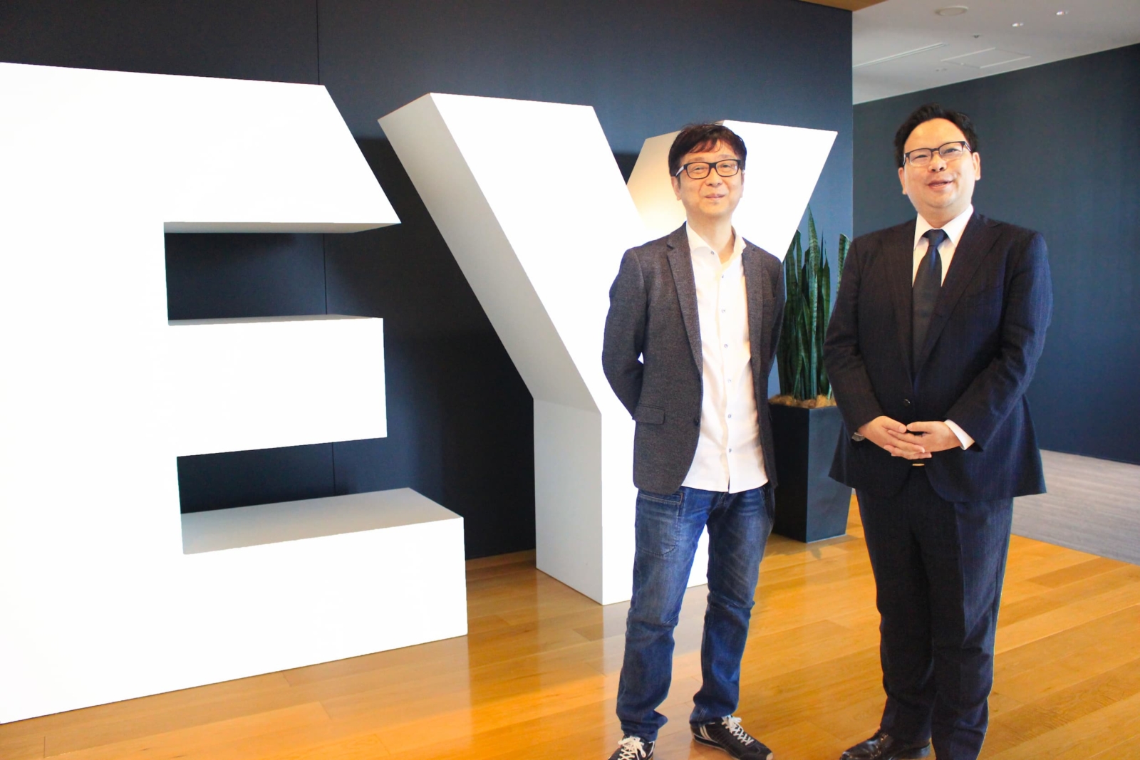 EYストラテジー・アンド・コンサルティング Digital Platformチーム パートナー 新坂上治様、梶浦英亮様 インタビュー/「構想策定」を武器に、グローバル規模のDX・業務改革をリード