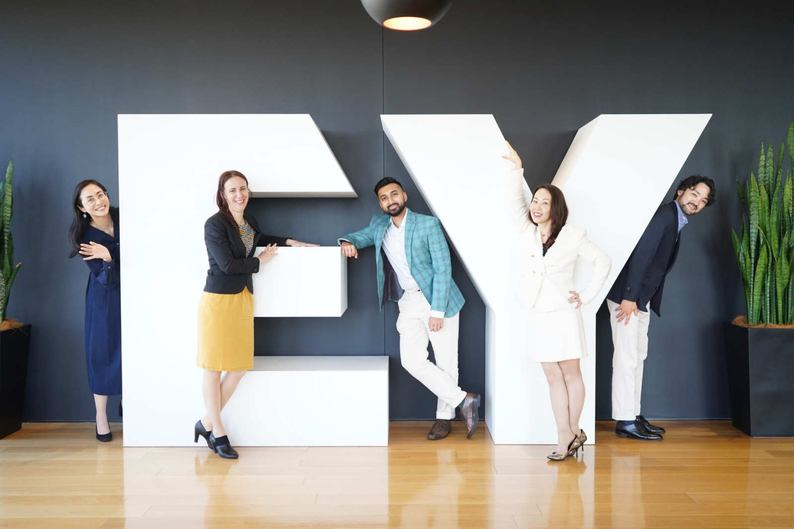 EYストラテジー・アンド・コンサルティング株式会社 People Experienceチーム インタビュー／「女性比率60%・外国籍メンバー比率40%・12カ国籍以上・19言語」のダイバーシティ組織が描く「現場」を主体としたチェンジマネジメント