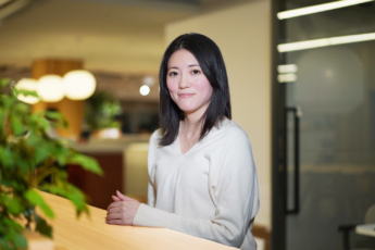 「混沌」を愛し、オーナーシップを握るキャリア論。コンサルタントがスタートアップで価値を発揮するための条件／株式会社ヘンリー 鎌形美沙 様